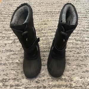 L.L. Bean kids snow boots. Very gently used. Comes with removable liner.